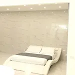 Elegant Basement אורוסיי