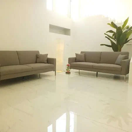 Elegant Basement אורוסיי