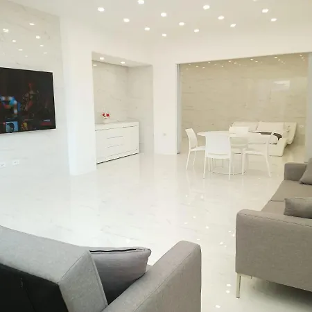 Elegant Basement דירה אורוסיי